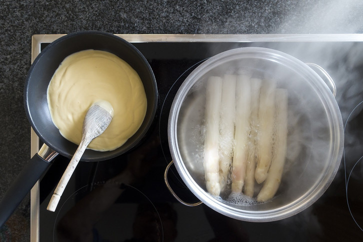 Serviere gedämpften Spargel mit einer cremigen Sauce Hollandaise.