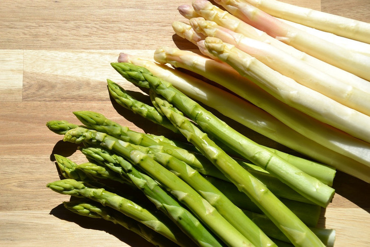 Sowohl weißer als auch grüner Spargel eignen sich zum Dünsten oder Dämpfen.