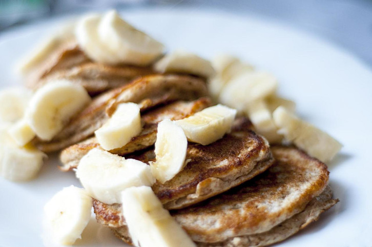 Haferflocken, Bananen und Wasser – mehr brauchst du nicht für vegane Bananenpfannkuchen.