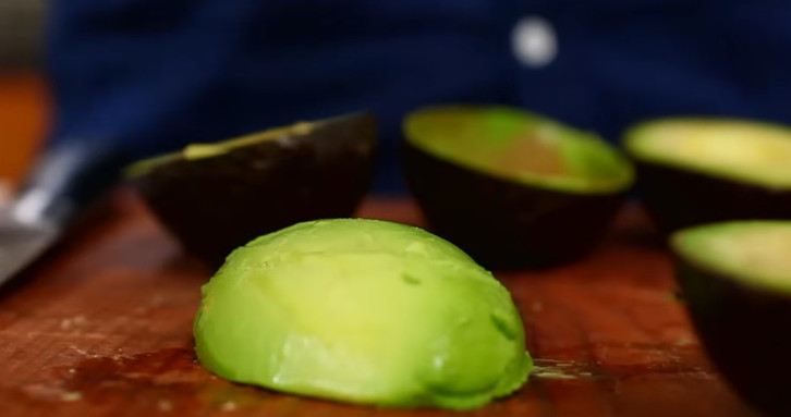 Die fertig geschälte Avocado kannst du in der Küche vielfältig einsetzen.