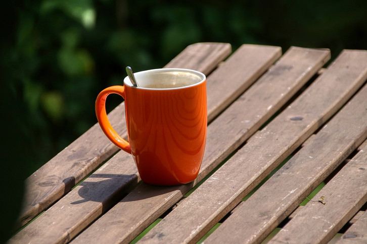 Nach dem Reinigen kannst du Holzmöbel einölen.