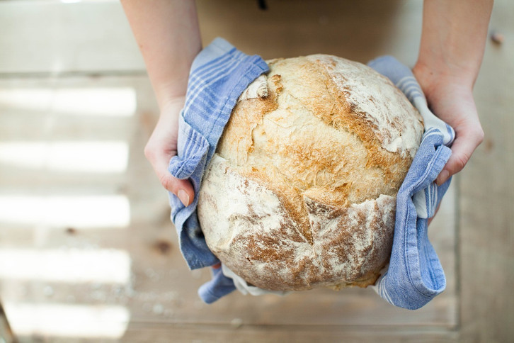 Selbstgebackenes Brot musst du kräftig durchkneten.