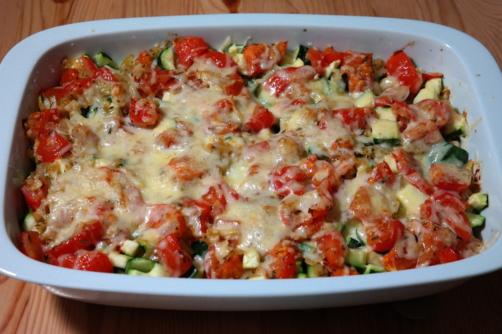Im Sommer schmeckt ein mediterraner Gemüseauflauf besonders gut.