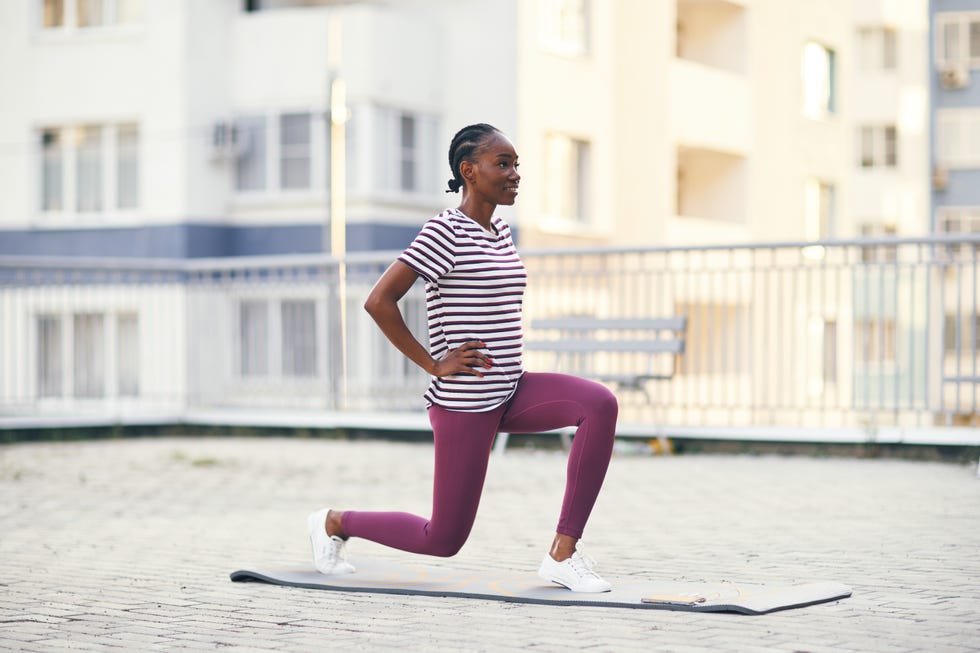 woman performing reverse lunge