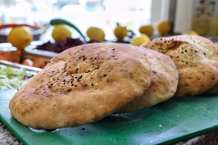 Pita oder Fladenbrot passt gut zu veganem Gyros.