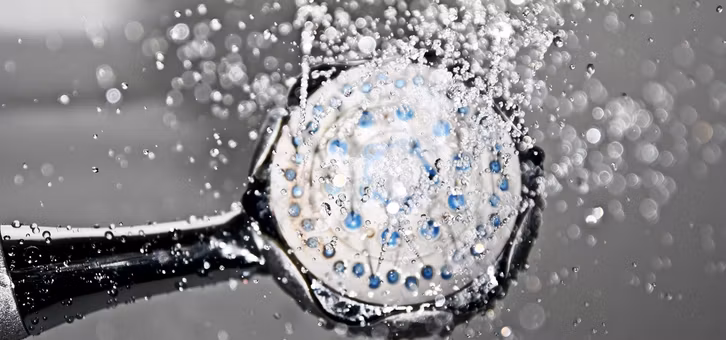 dusche-duschfehler-pb-180704-1280x600 schlafen bei hitze lauwarm duschen