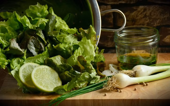 gruener-salat-schmeckt-am-besten-mit-selbst-gemacht-cc0-pixabay-congerdesign-180626 Grüner Salat schmeckt am besten mit selbst gemachtem Dressing.