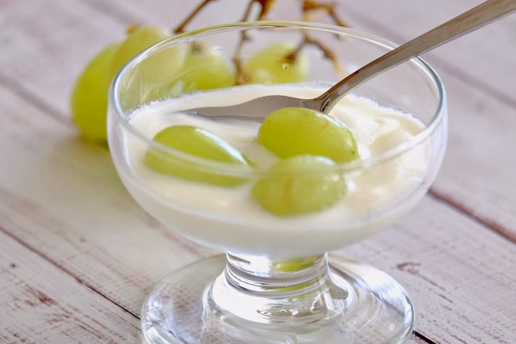 griechischer-joghurt-mit-fruechten-ist-ein-gesunder-cc0--pixabay--t_watanabe-260804_download Griechischer Joghurt mit Früchten ist ein gesunder und proteinreicher Snack.