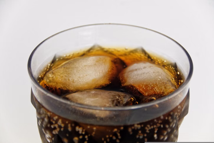 der-suessliche-duft-der-cola-zero-zieht-wespen-an-cc0--pixabay--bru-no-260812_download Der süßliche Duft der Cola Zero zieht Wespen an.