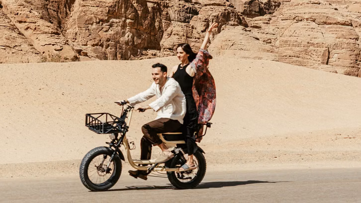 jeden-tag-ebike-bei-hitze_zuzweit_angelina-and-antonis-Vz4X_yubekg-unsplash