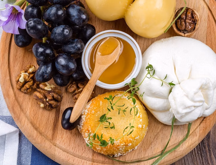 Burrata- lässt sich ebenso wie Mozzarella-Wasser weiterverwerten.