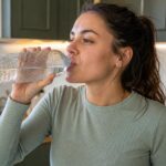Boire un litre dʼeau pétillante par jour pendant un mois : ce que ça change pour la digestion