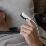 Ce boîtier posé au bout du doigt pendant une nuit remplace un examen qui obligeait à dormir à lʼhôpital