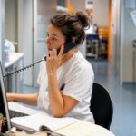 Ce service hospitalier remplace la salle dʼattente par un suivi sur téléphone et divise le délai par trois