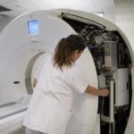 Cet appareil installé en radiologie divise par deux la dose de rayons reçue pendant lʼexamen