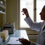 Et si une simple prise de sang permettait de repérer Alzheimer avant les premiers symptômes
