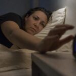 Se lever la nuit pour regarder lʼheure allonge le temps dʼendormissement selon une étude