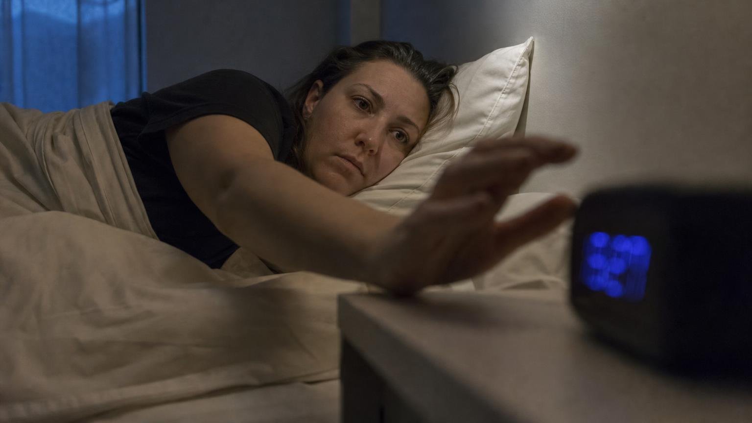 Se lever la nuit pour regarder lʼheure allonge le temps dʼendormissement selon une étude
