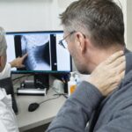 Un homme de 58 ans consulte pour des fourmillements dans la main et ressort avec un diagnostic au cou