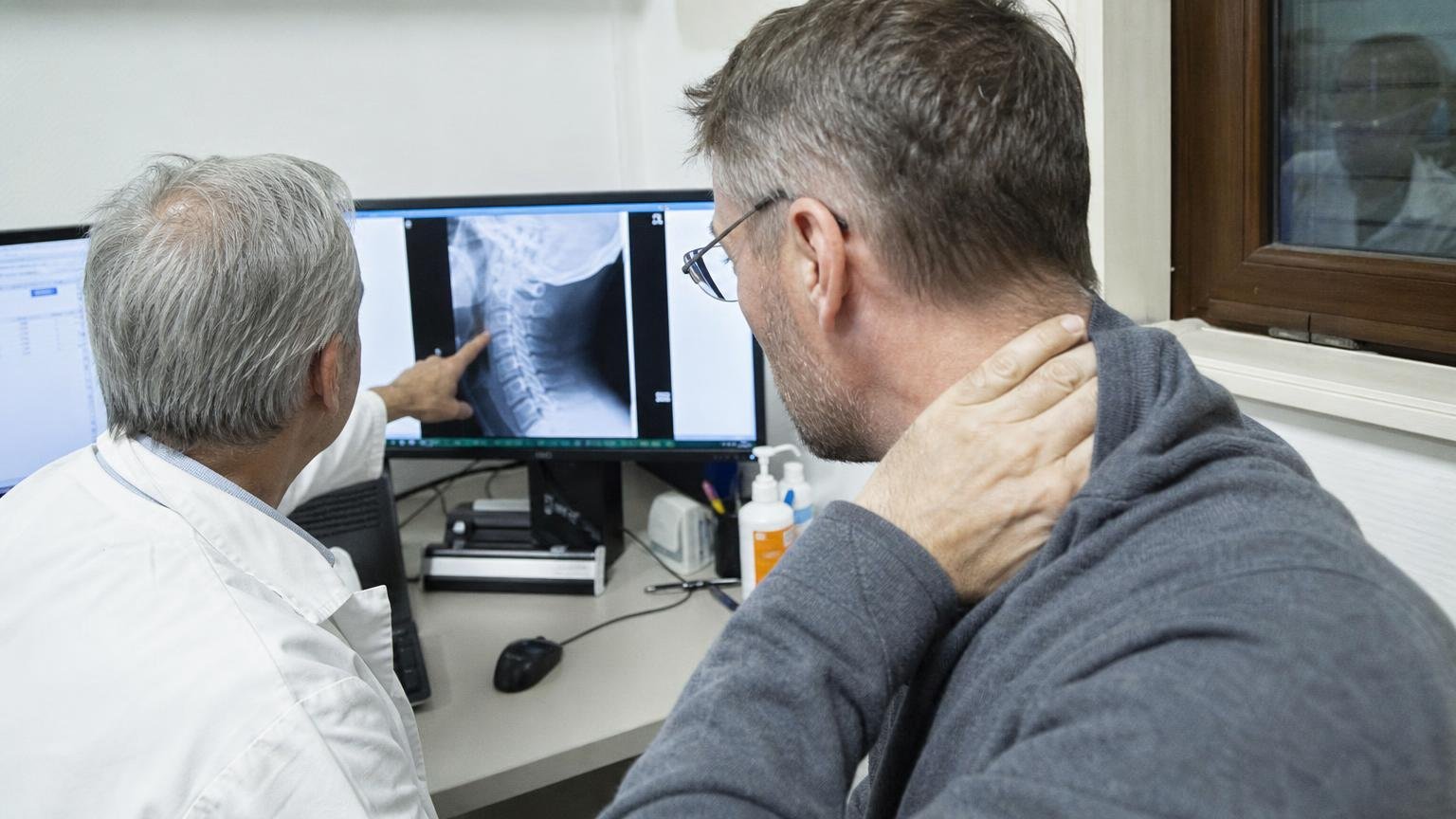 Un homme de 58 ans consulte pour des fourmillements dans la main et ressort avec un diagnostic au cou