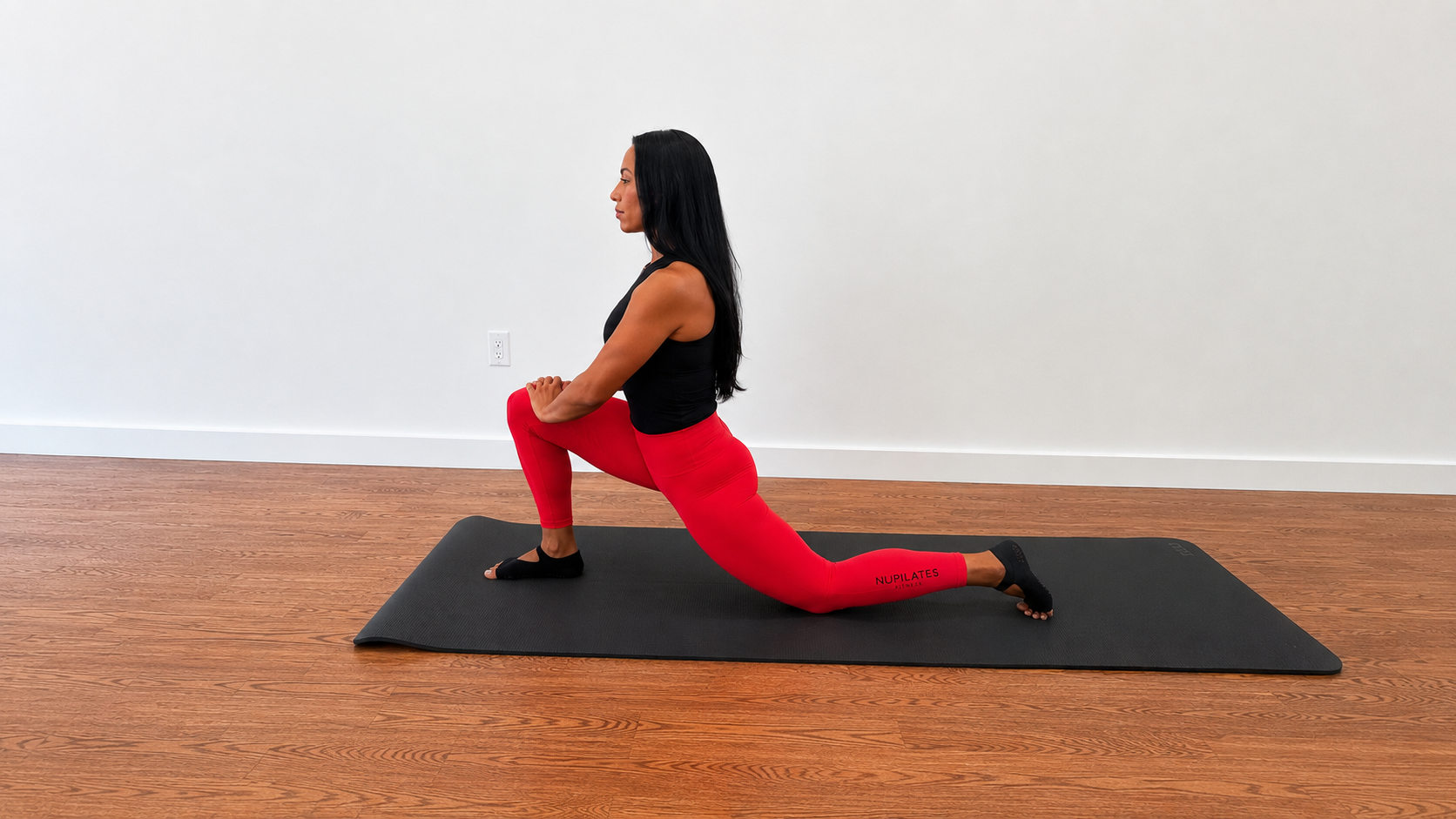 Nicolle Lopez-Lamberty effectue un faible fente sur tapis d’exercice.