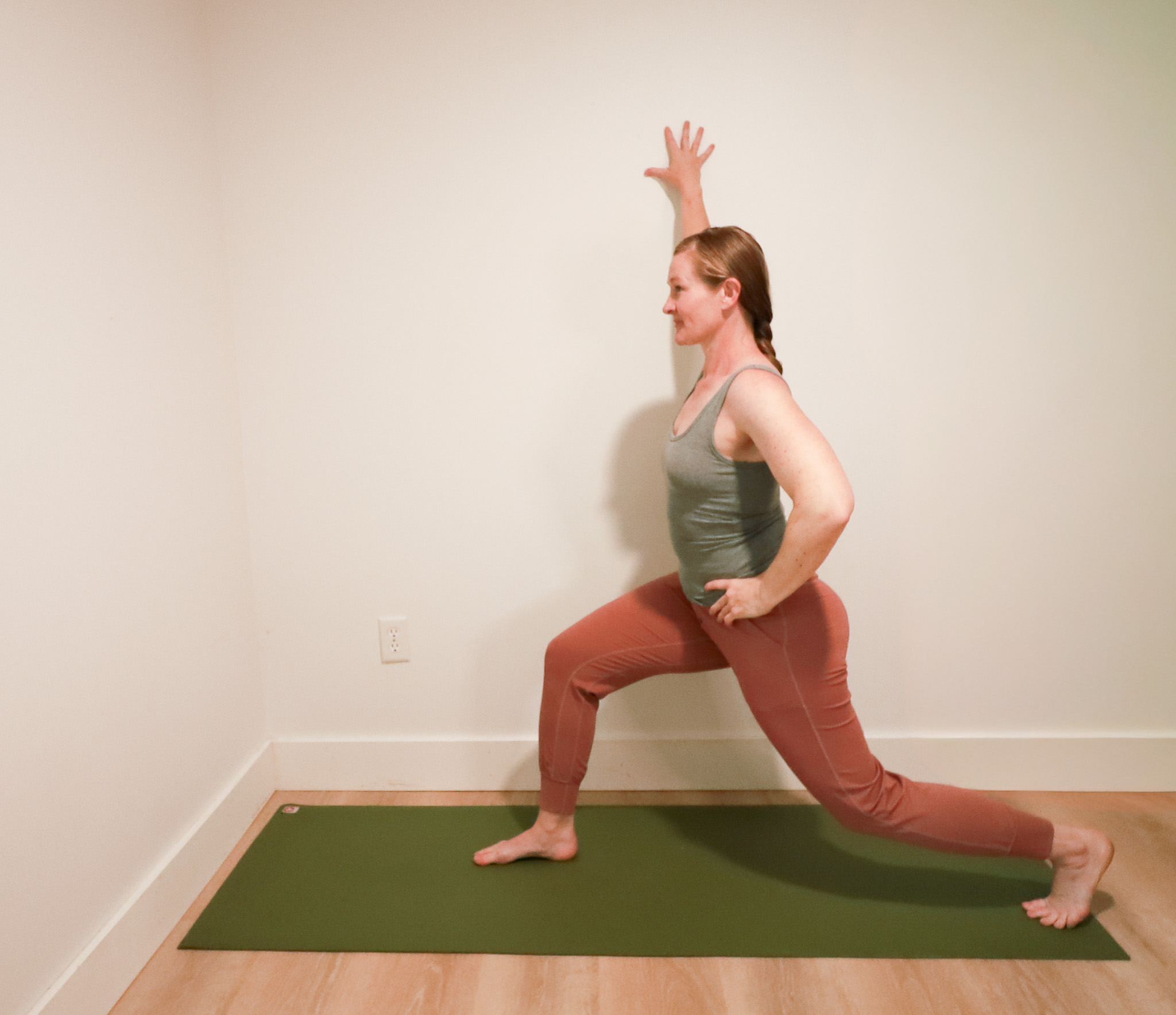 Femme démontrant une posture de yoga