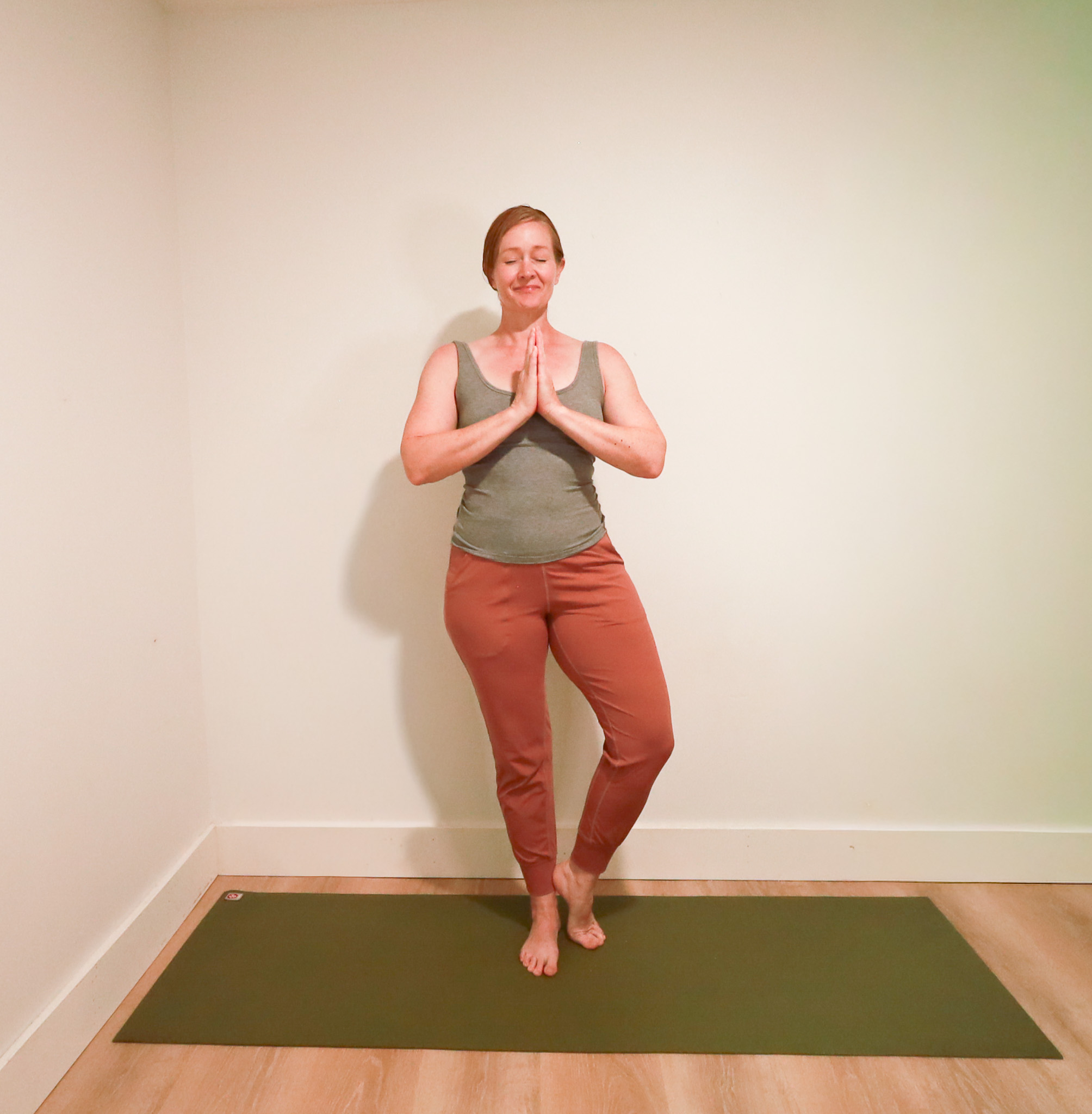 Femme démontrant une posture de yoga