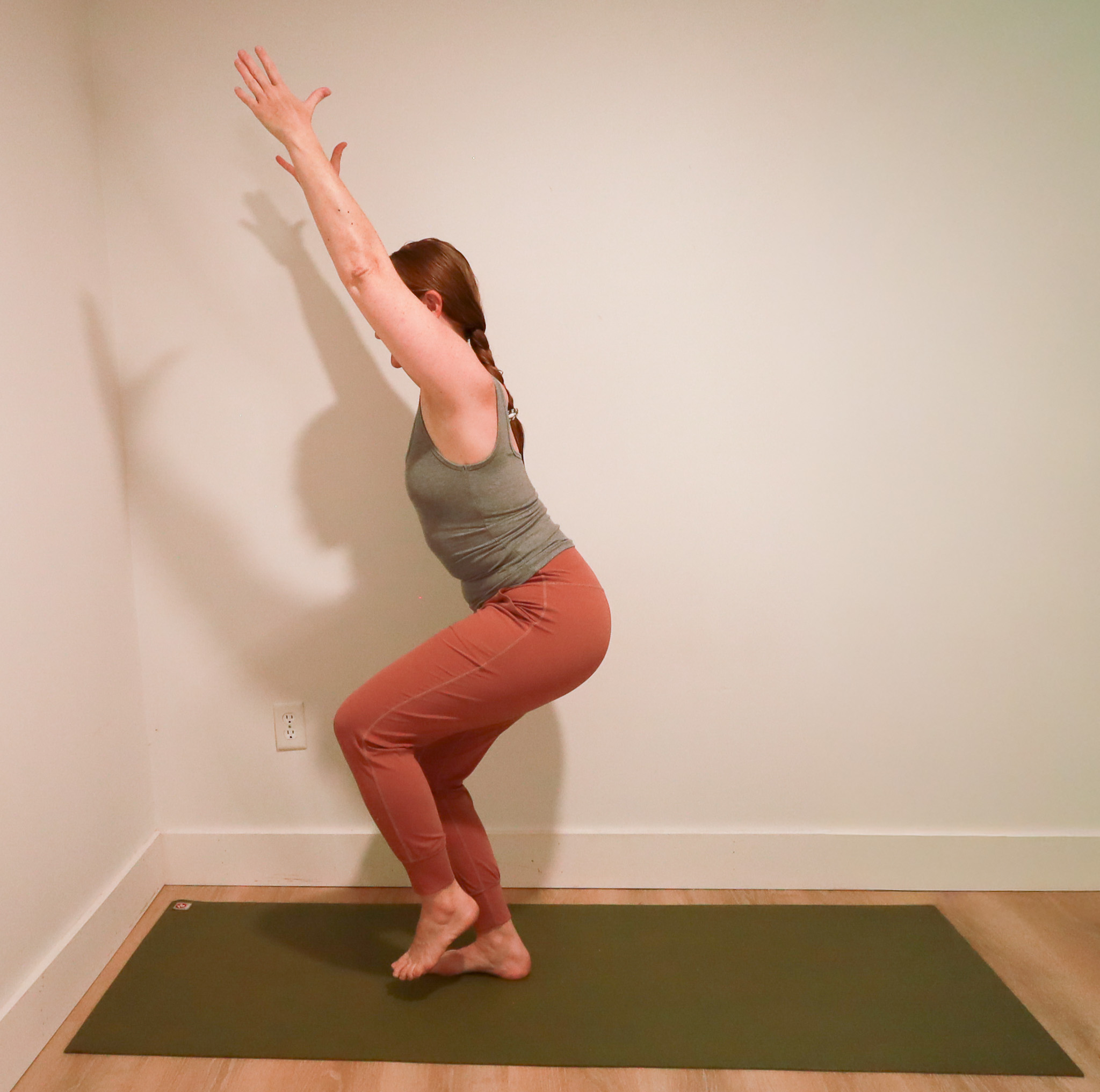 Femme démontrant une posture de yoga