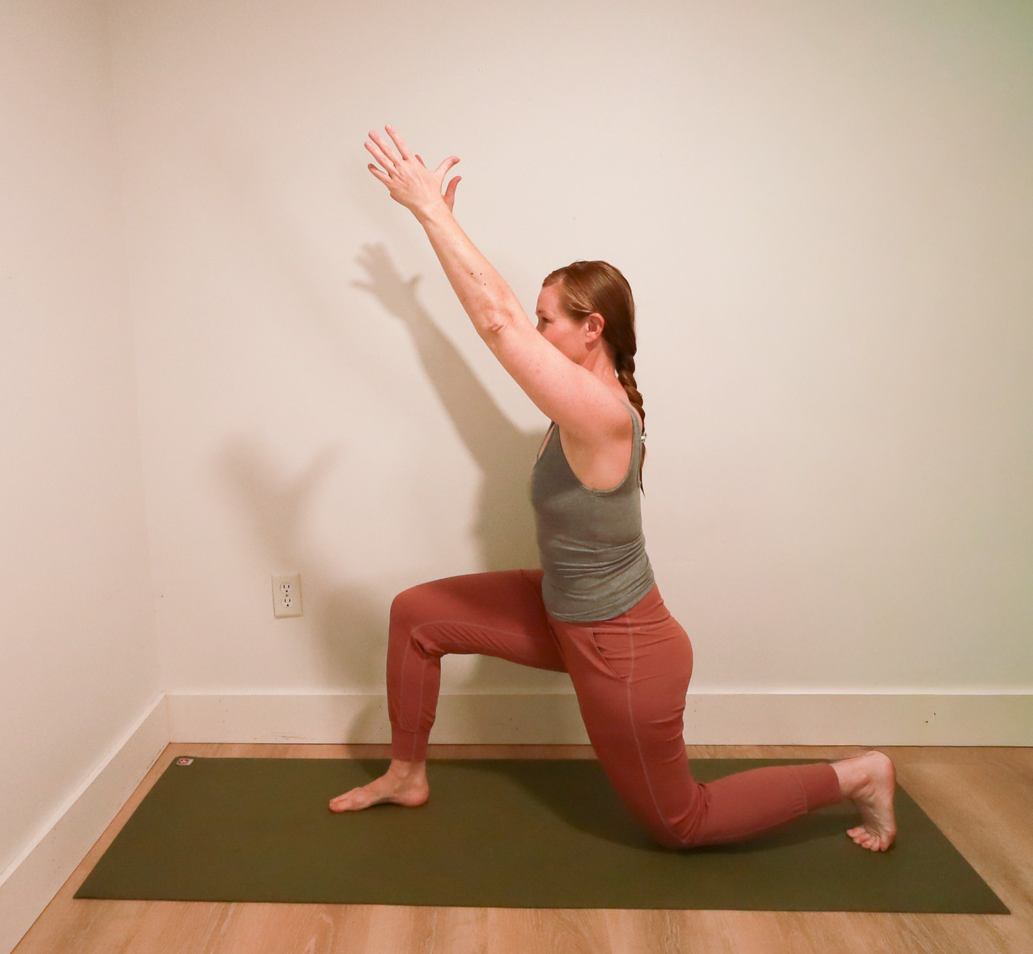 Femme démontrant une posture de yoga