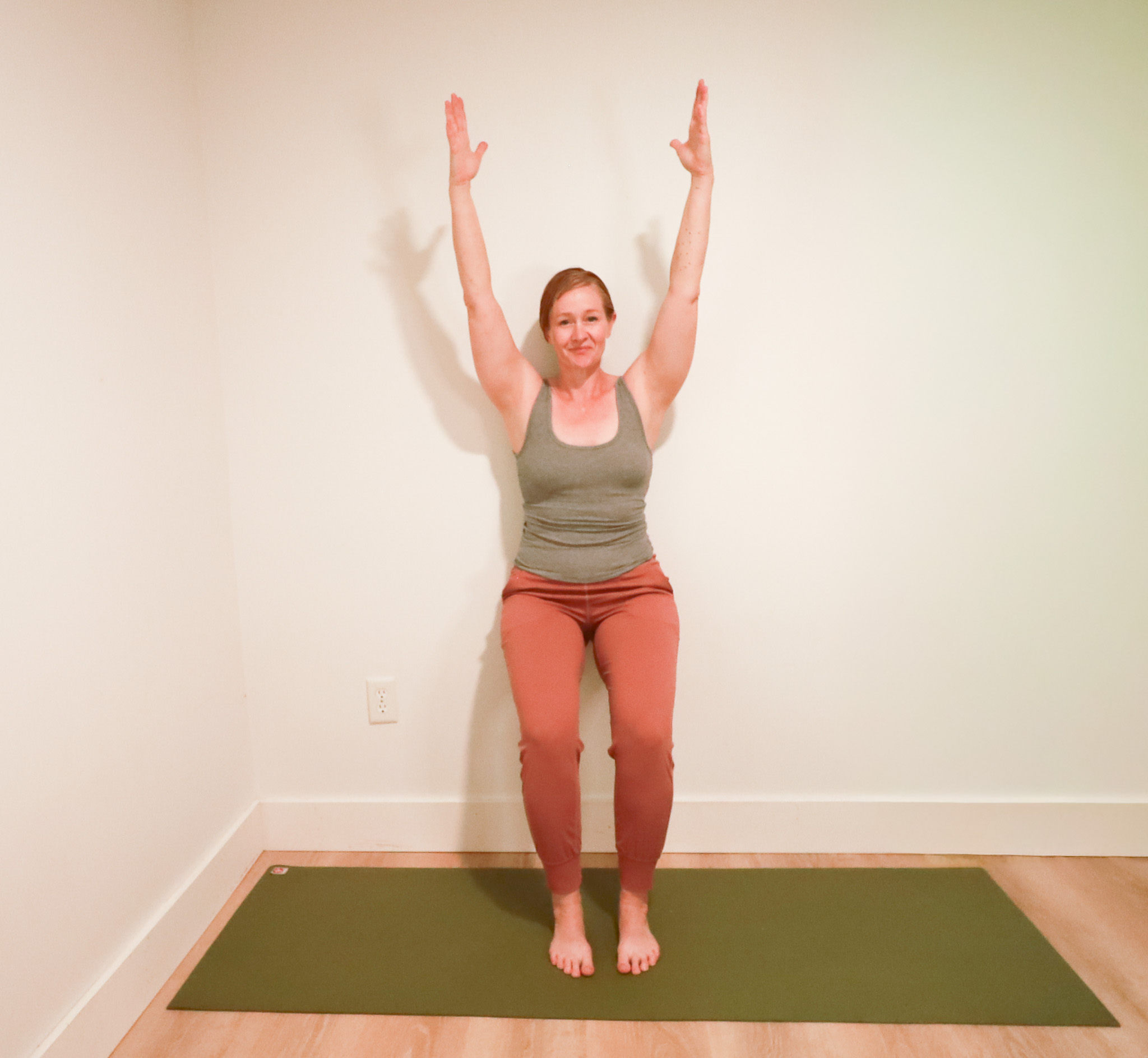Femme démontrant une posture de yoga