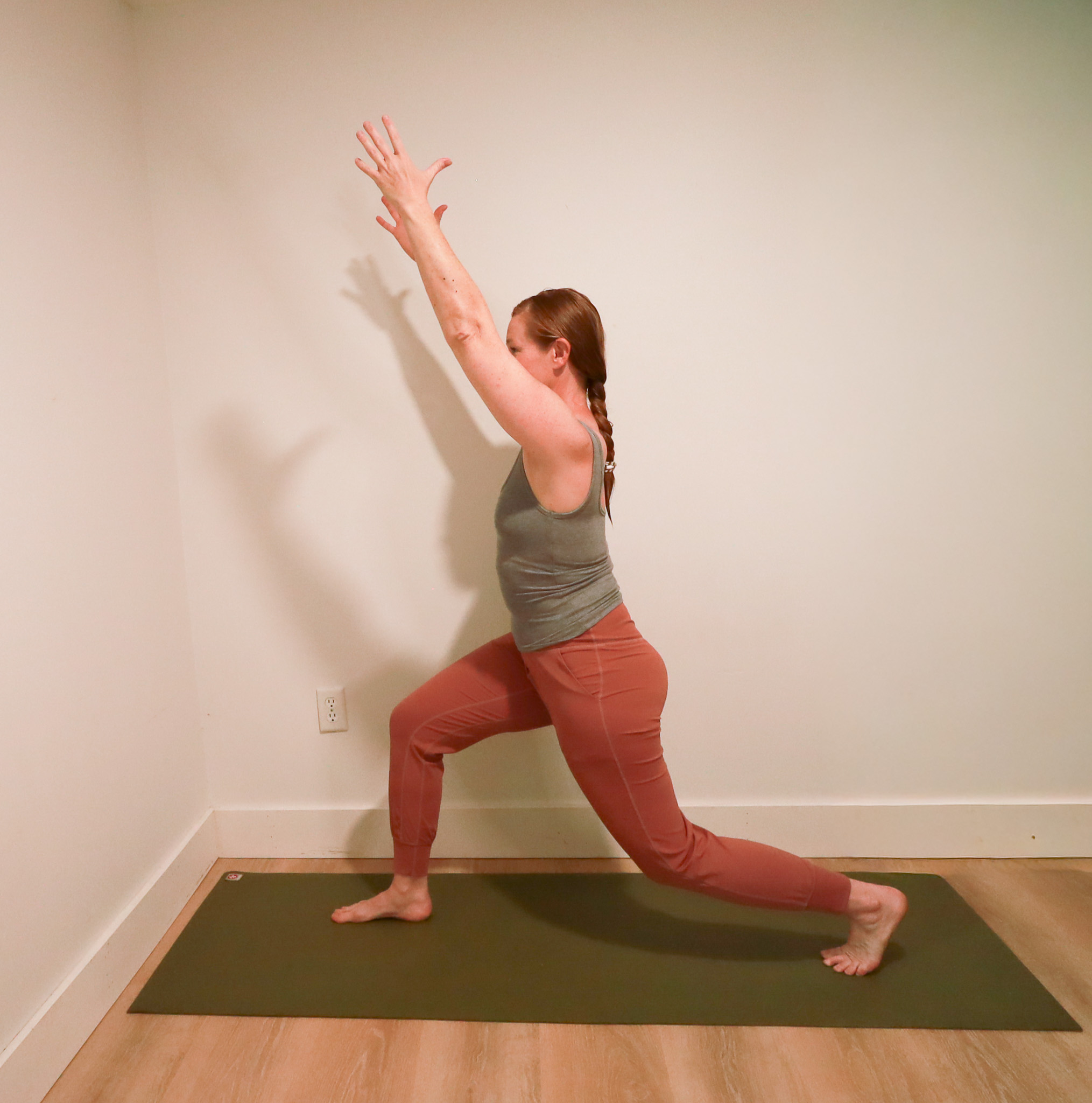 Femme démontrant une posture de yoga