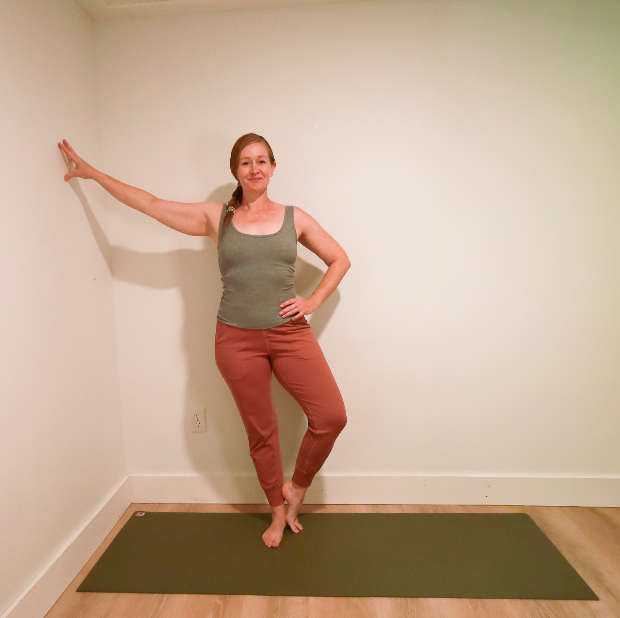 Femme démontrant une posture de yoga