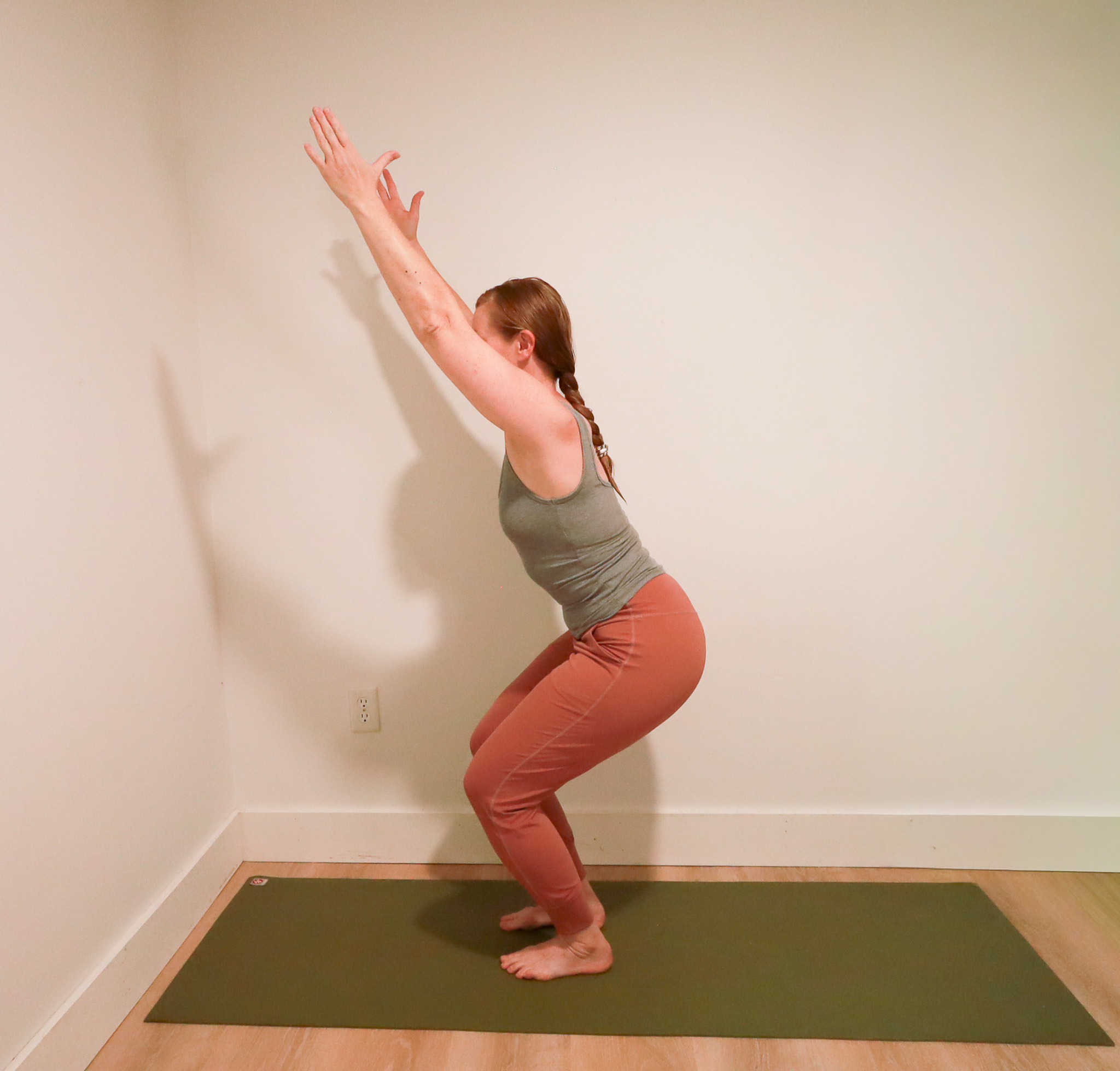 Femme démontrant une posture de yoga