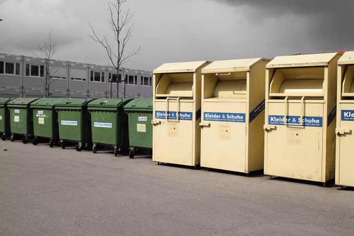 kleidung-darf-nicht-neben-containern-abgestellt-we-cc0--pixabay--antranias-260909_download Les vêtements ne doivent pas être déposés à côté des conteneurs.