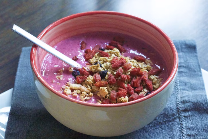 Goji-Beeren schmecken gut in einem Müsli am Morgen.