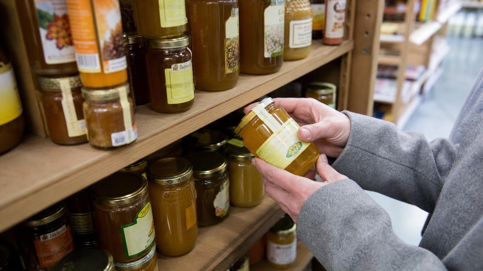 60 Millions de consommateurs a passé 20 miels au crible : une seule marque sans sucre ajouté