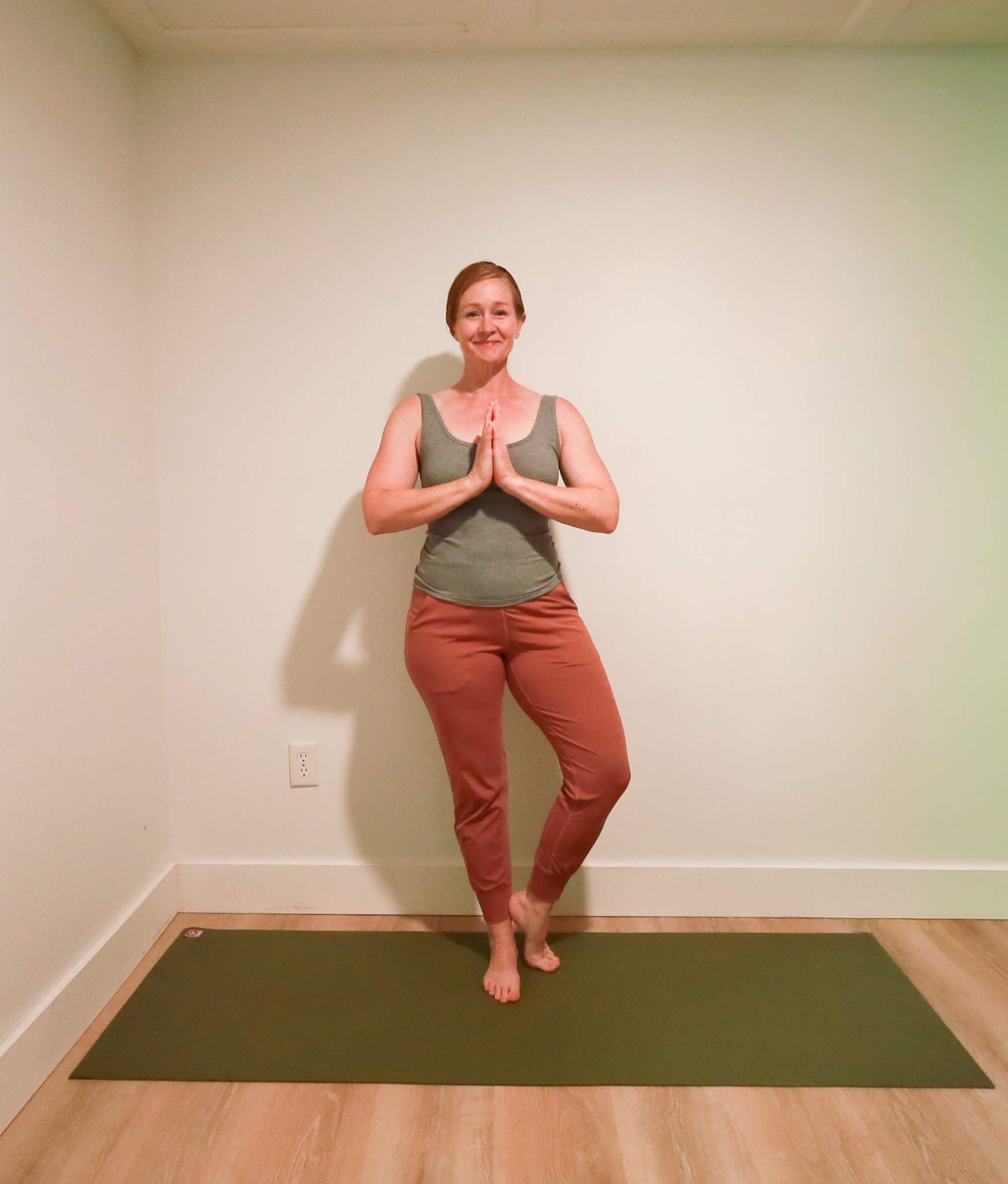 Femme démontrant une posture de yoga