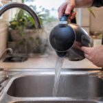 Faut-il vraiment jeter lʼeau de la bouilloire déjà bouillie ? Les médecins répondent une fois pour toutes