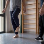 Je suis kinésithérapeute : ce test de 30 secondes debout révèle votre âge réel