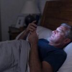 Je suis ophtalmologue et voici lʼhabitude du soir qui abîme les yeux de mes patients de 50 ans