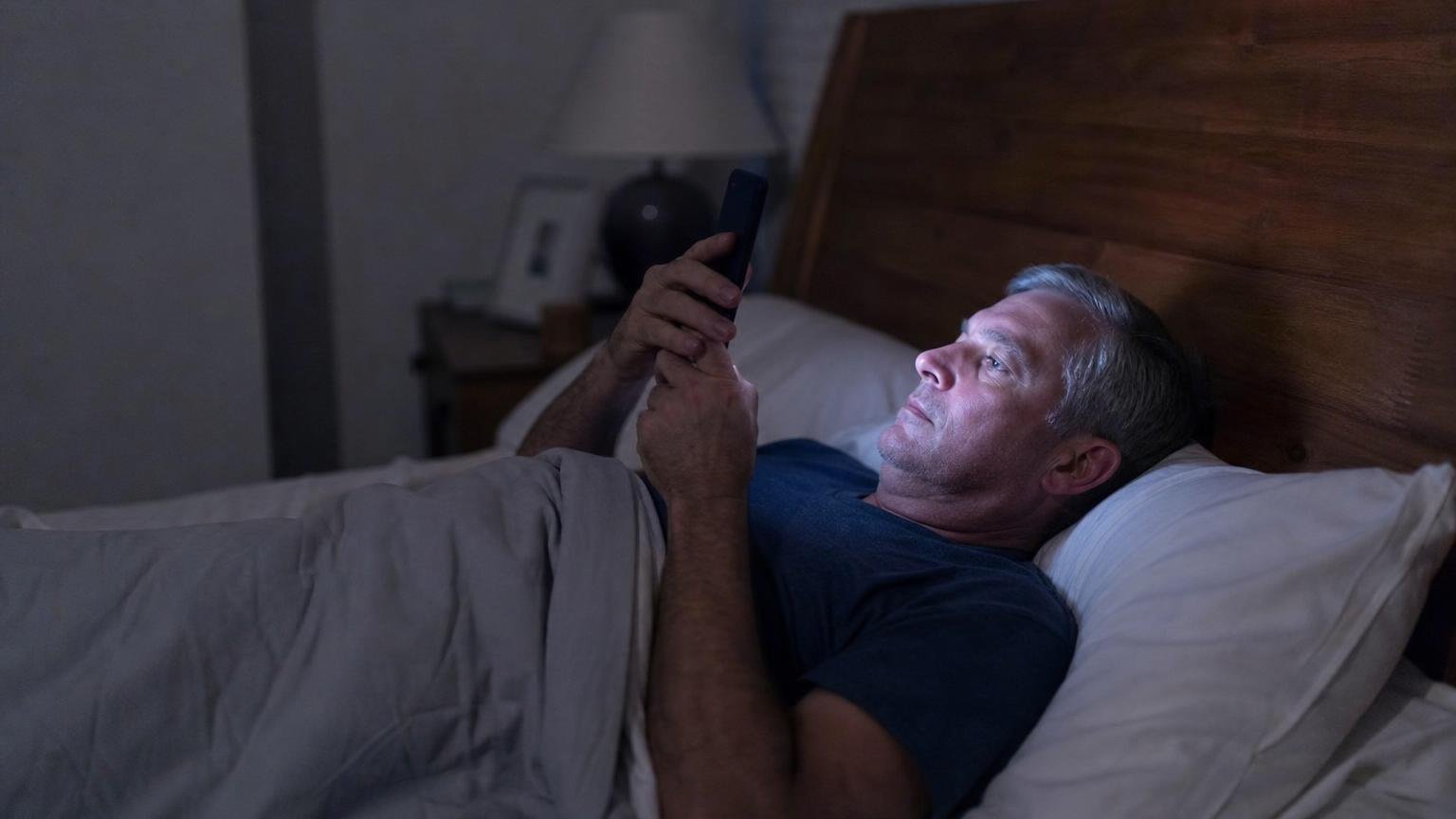 Je suis ophtalmologue et voici lʼhabitude du soir qui abîme les yeux de mes patients de 50 ans