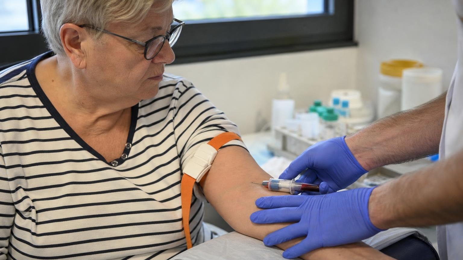 La carence en vitamine B12 touche un senior sur cinq et se lit sur une seule ligne du bilan sanguin