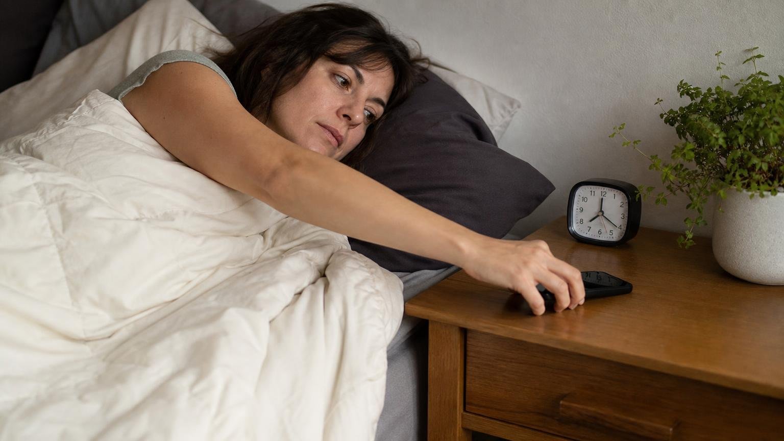 Les personnes qui coupent encore leur téléphone la nuit partagent cette qualité rare selon les psychologues