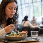 Non boire de lʼeau pendant le repas ne perturbe pas la digestion : les gastro-entérologues tranchent