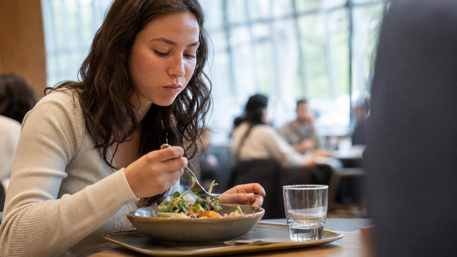 Non boire de lʼeau pendant le repas ne perturbe pas la digestion : les gastro-entérologues tranchent