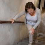 Pourquoi les genoux craquent dans les escaliers après 50 ans : les rhumatologues ont enfin la réponse
