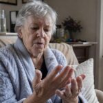 Pourquoi les mains restent froides après 60 ans même en été : les cardiologues expliquent