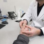 Un homme de 64 ans consulte pour un ongle qui se déforme et ressort avec un rendez-vous en cardiologie