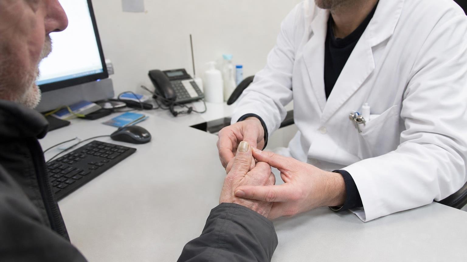 Un homme de 64 ans consulte pour un ongle qui se déforme et ressort avec un rendez-vous en cardiologie
