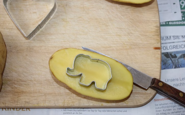 Mit Plätzchen-Ausstechern gelingt Kartoffeldruck besonders gut.